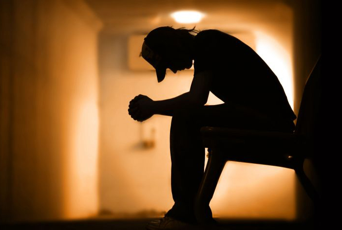 Homme luttant contre la frustration